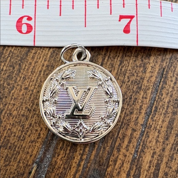 Louis Vuitton Stamped Silver Pendant Used Excellent Condition - Picture 5 of 5